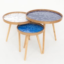 Set de 3 mesas de centro en madera con estampado de peces en tonos azules